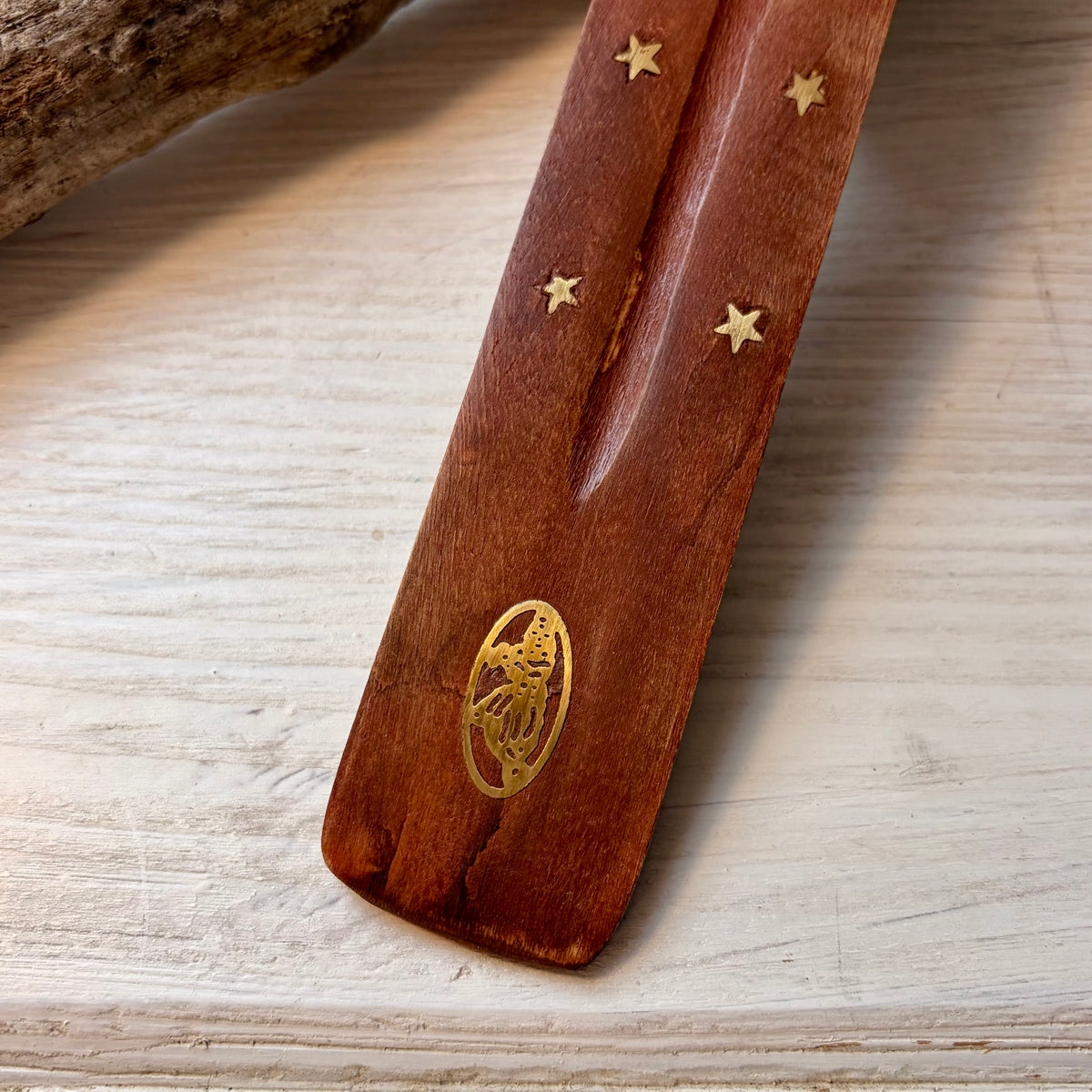 Räucherstäbchenhalter mit goldenen neutralen Symbol und Sternen