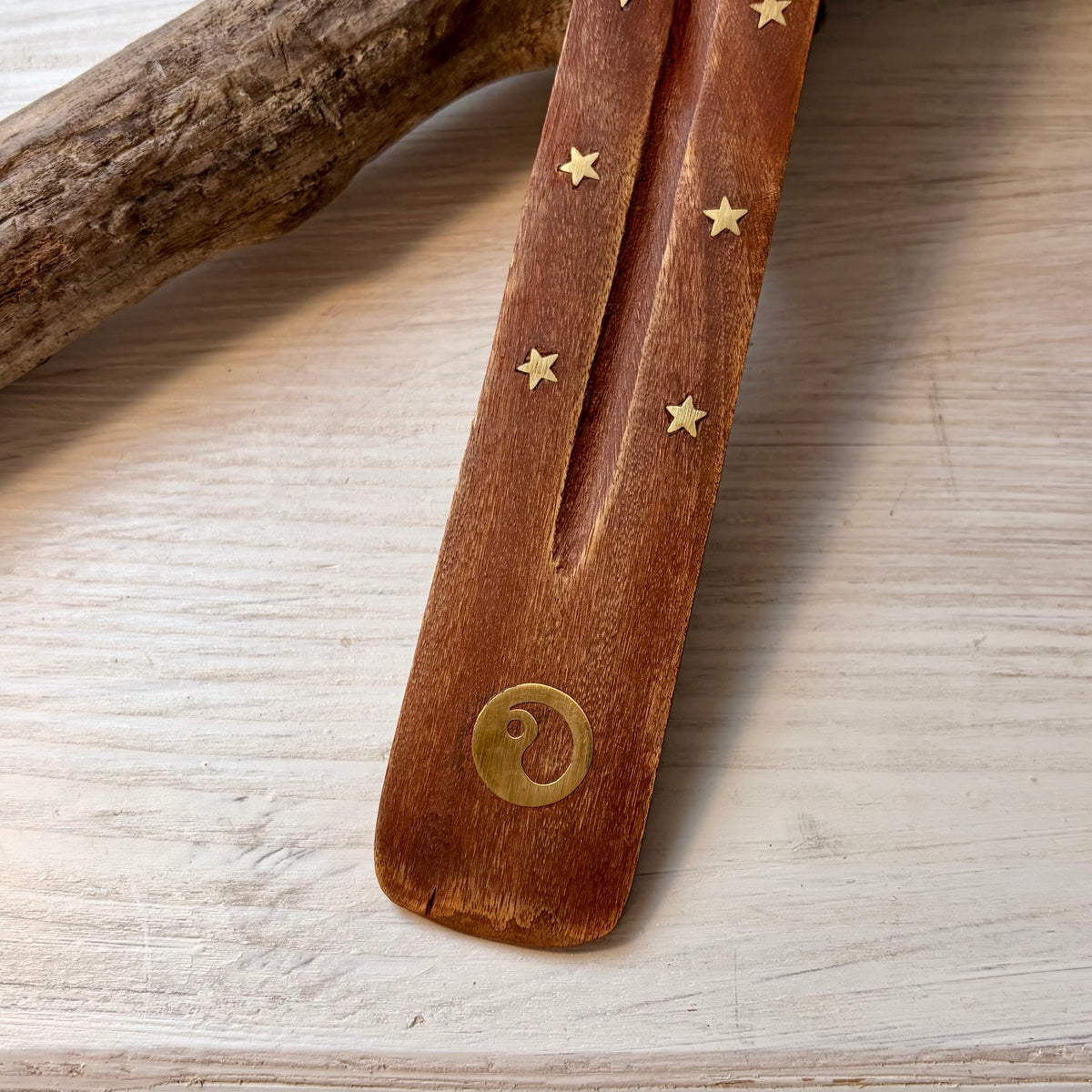 Räucherstäbchenhalter mit goldenen Yin & Yang Symbol und Sternen