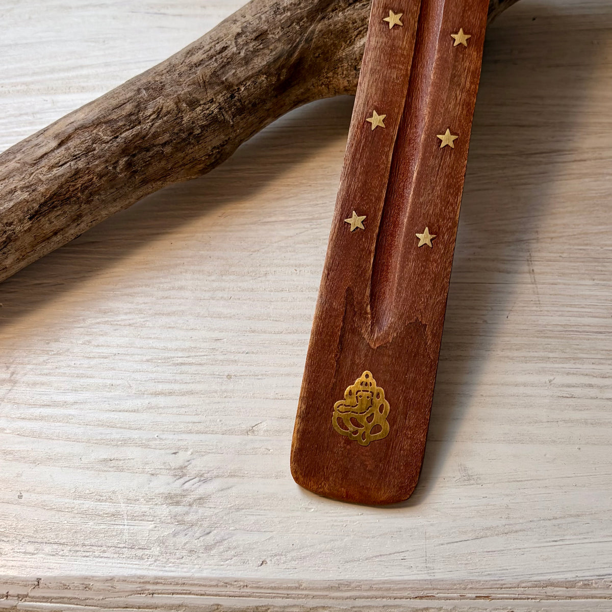 Räucherstäbchenhalter mit goldenen Ganesha Symbol und Sternen