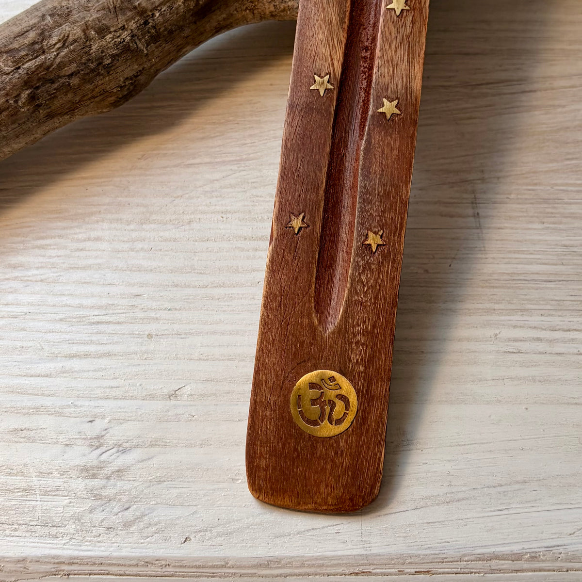 Räucherstäbchenhalter mit goldenen Om Symbol und Sternen
