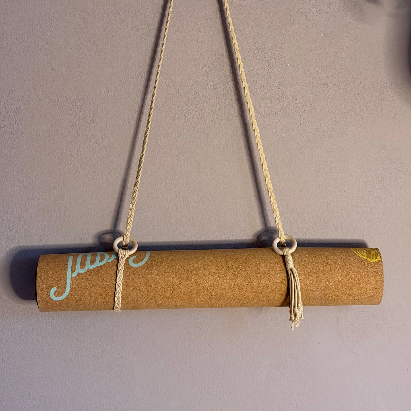 Makramee Yogamatten Tragegurt in Beige aus Baumwolle mit befestigter Yogamatte