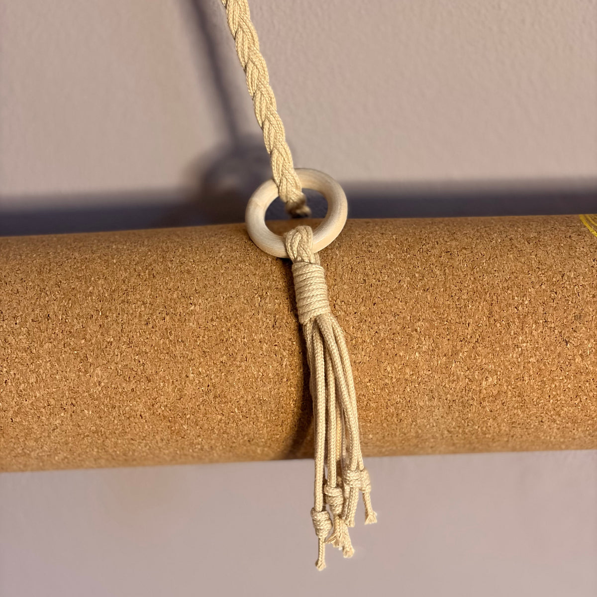 Detail Makramee Yogamatten Gurt in Beige aus Baumwollkordel mit Holzringen