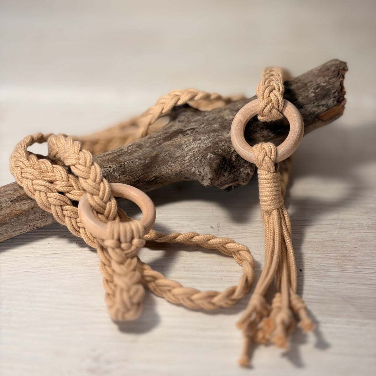 Detail Makramee Yogamatten Gurt in Beige aus Baumwollkordel mit Holzringen