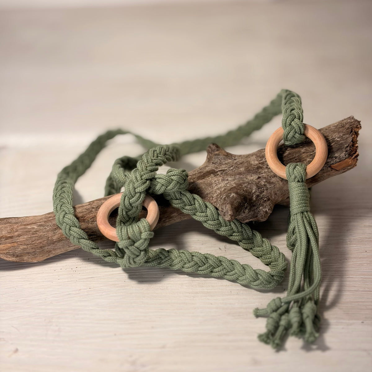 Makramee Yogamatten Tragegurt Baumwolle Salbei mit Holzringen