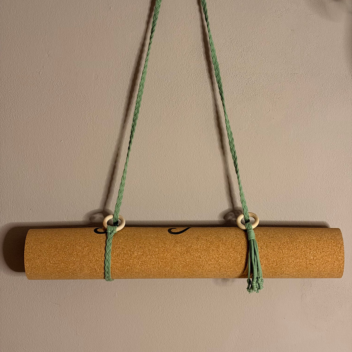 Makramee Yogamatten Tragegurt in Salbei Grün aus Baumwolle mit befestigter Yogamatte