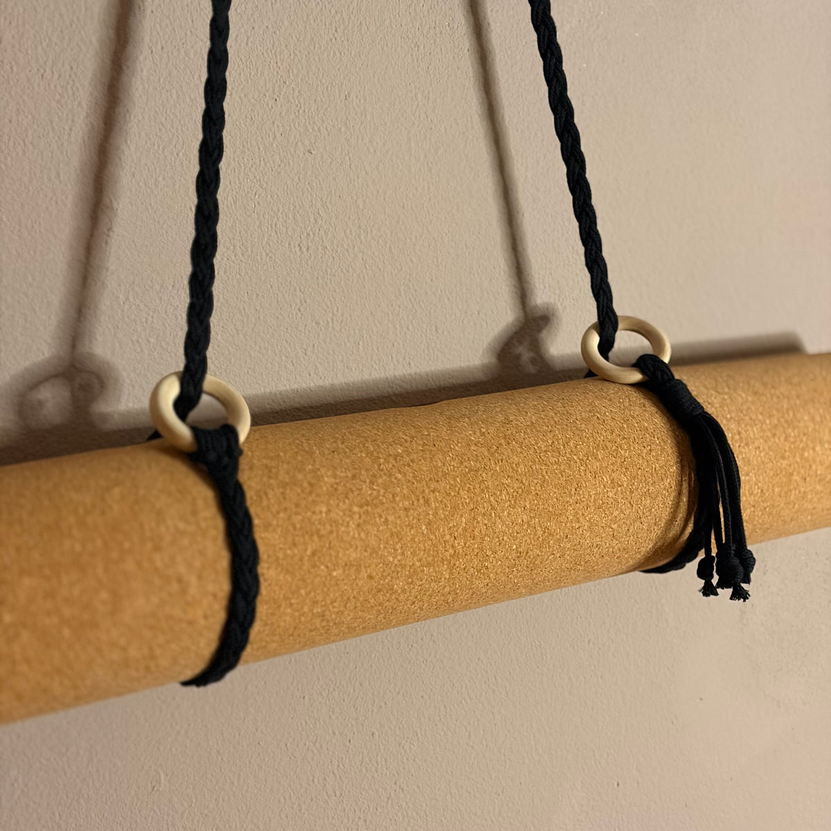 Makramee Yogamatten Tragegurt in Schwarz aus Baumwolle mit befestigter Yogamatte