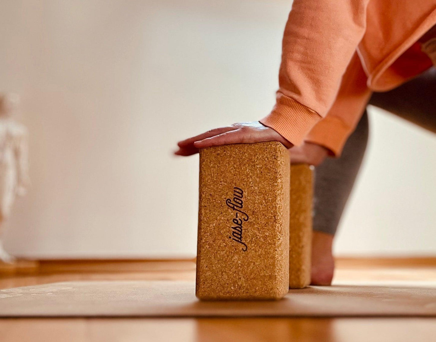 Jase Gründerin und CEO bei der Yin-Yoga Asana Drache mit Unterstützung der Yogoblöcke auf Yogamatte Kork Lotus