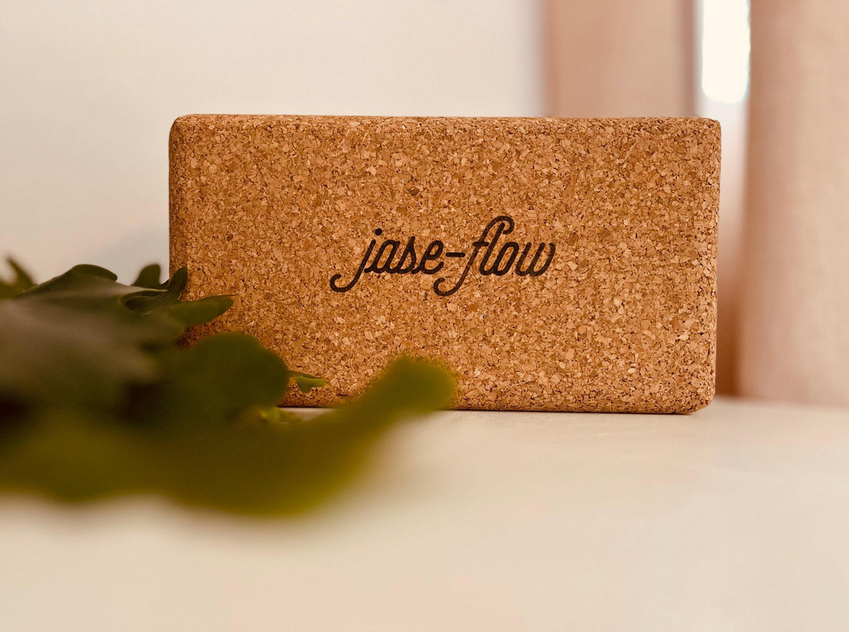 Yogablock rectangular Kork - Yogazubehör antibakteriell und hypoallergen - mit jase-flow´s Schriftzug im Laserdruck - made with love in Portugal