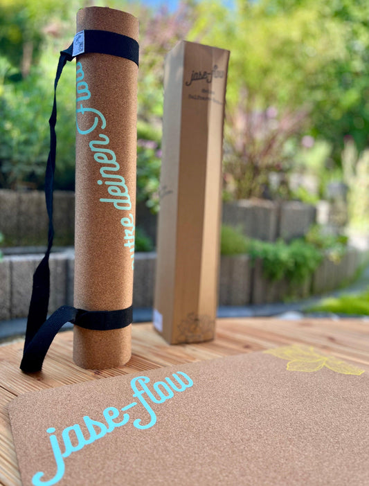 Yogamatte Beachy aus Kork mit praktischen Tragegurt - umweltfreundlich und nachhaltig, rutschfest und antibakteriell in floralem Design mit kleiner Lotusblume