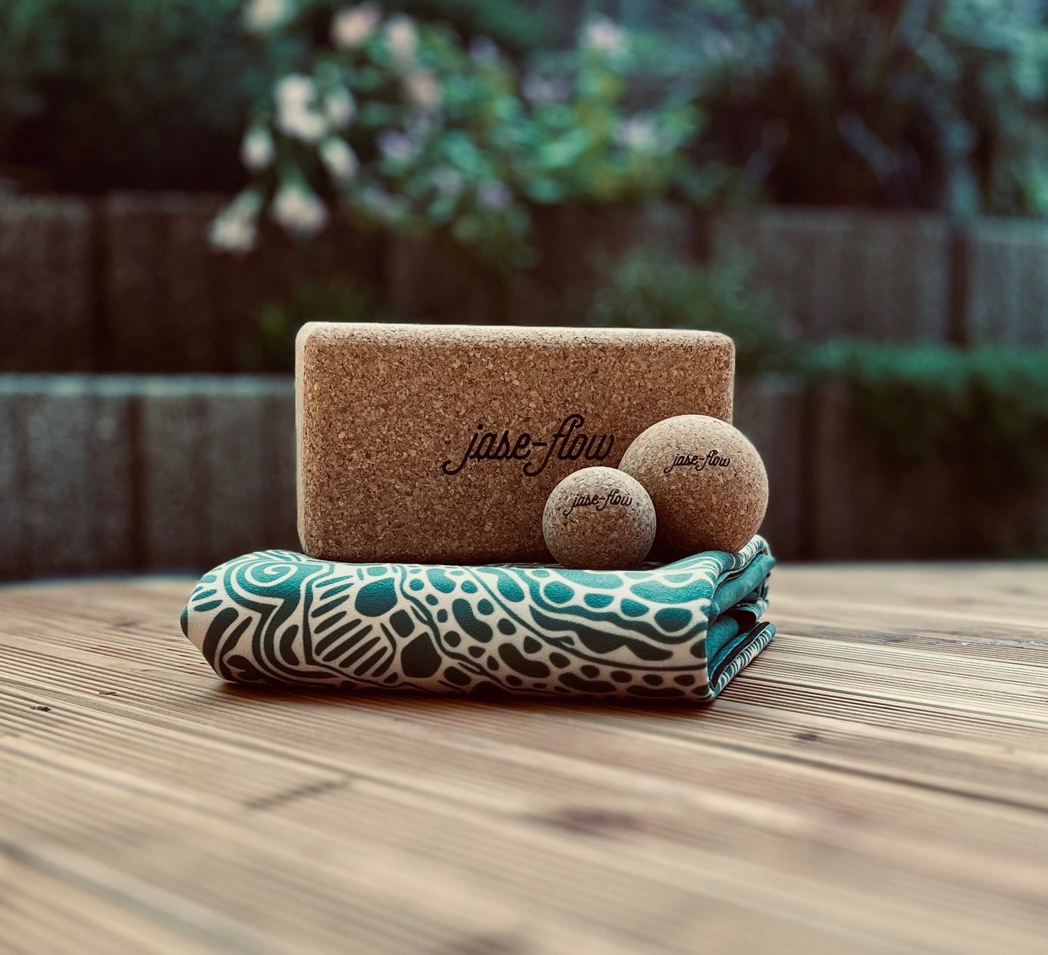 faltbare Reise Yogamatte von jase-flow im Set mit Yogablock Kork und zwei Faszienbällen