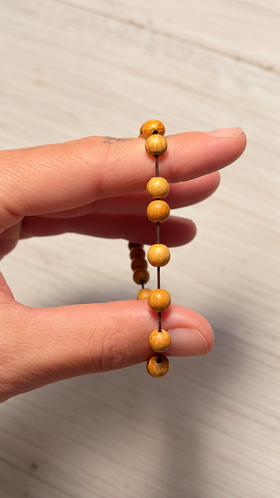 Palo Santo Armband aus Peru mit natürlichen Holzperlen und dunklem elastischem Band – erhältlich bei jase-flow.