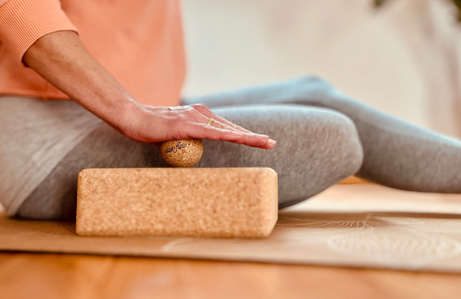 Faszien-Training mit dem Faszienball Kork klein für die Handinnenfläche um Verspannungen und Verklebungen zu lösen
