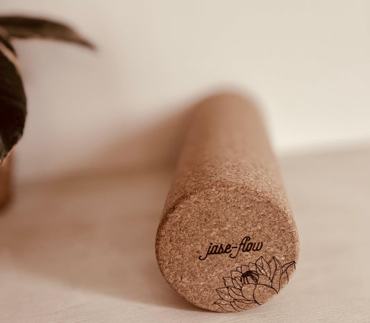 Faszienrolle aus Kork -  Faszien-Training -  Faszienzubehör - Aufdruck mit Lotusblume - Schriftzug jase-flow - umweltfreundlich und nachhaltig