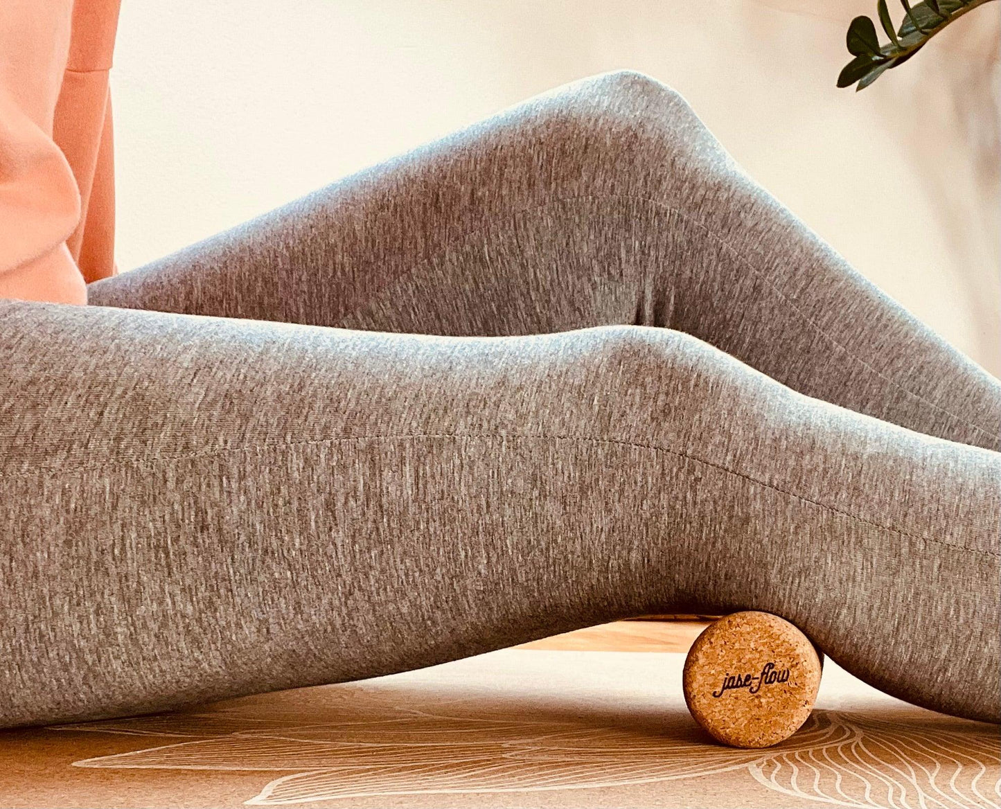 Faszienrolle klein im Einsatz zum Ausrollen an den Waden von Jase