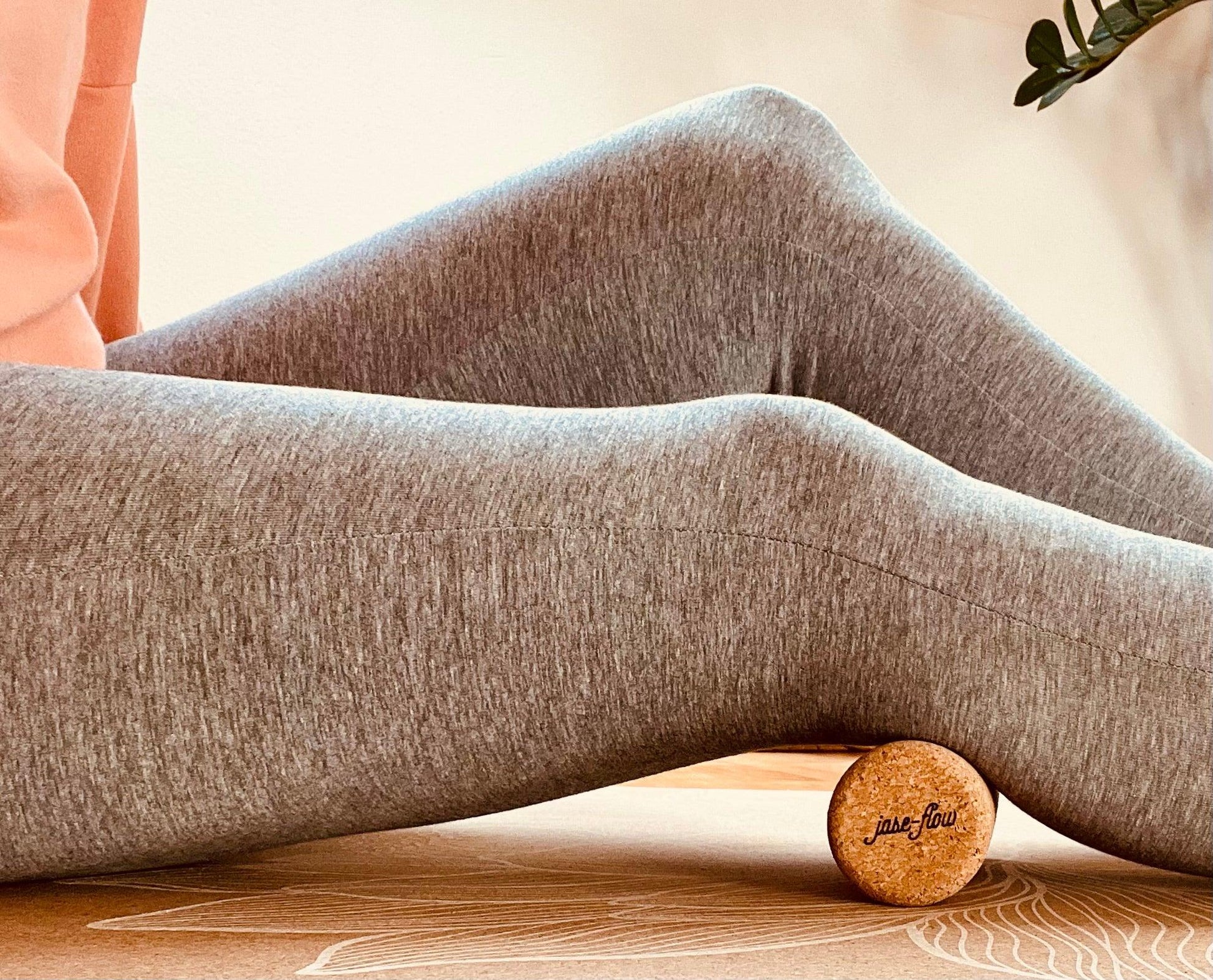 Faszienrolle klein im Einsatz zum Ausrollen an den Waden von Jase