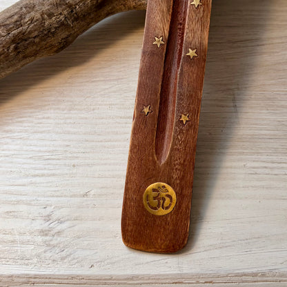 Räucherstäbchenhalter mit goldenen Om Symbol und Sternen