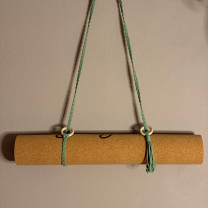Makramee Yogamatten Tragegurt in Salbei Grün aus Baumwolle mit befestigter Yogamatte