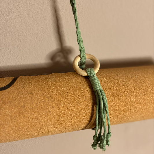 Detail Makramee Yogamatten Gurt aus Baumwollkordel mit Holzringen