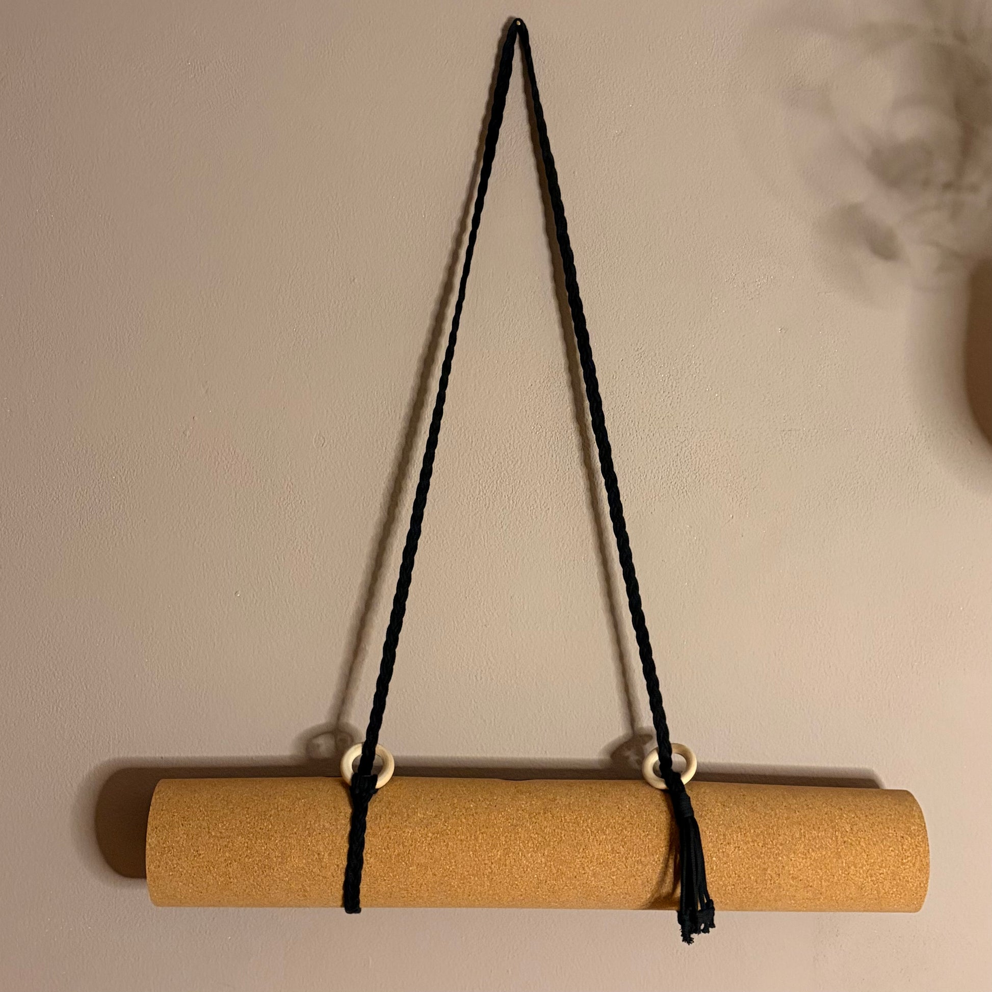 Makramee Yogamatten Tragegurt in Schwarz aus Baumwolle mit Holzringen in Natur