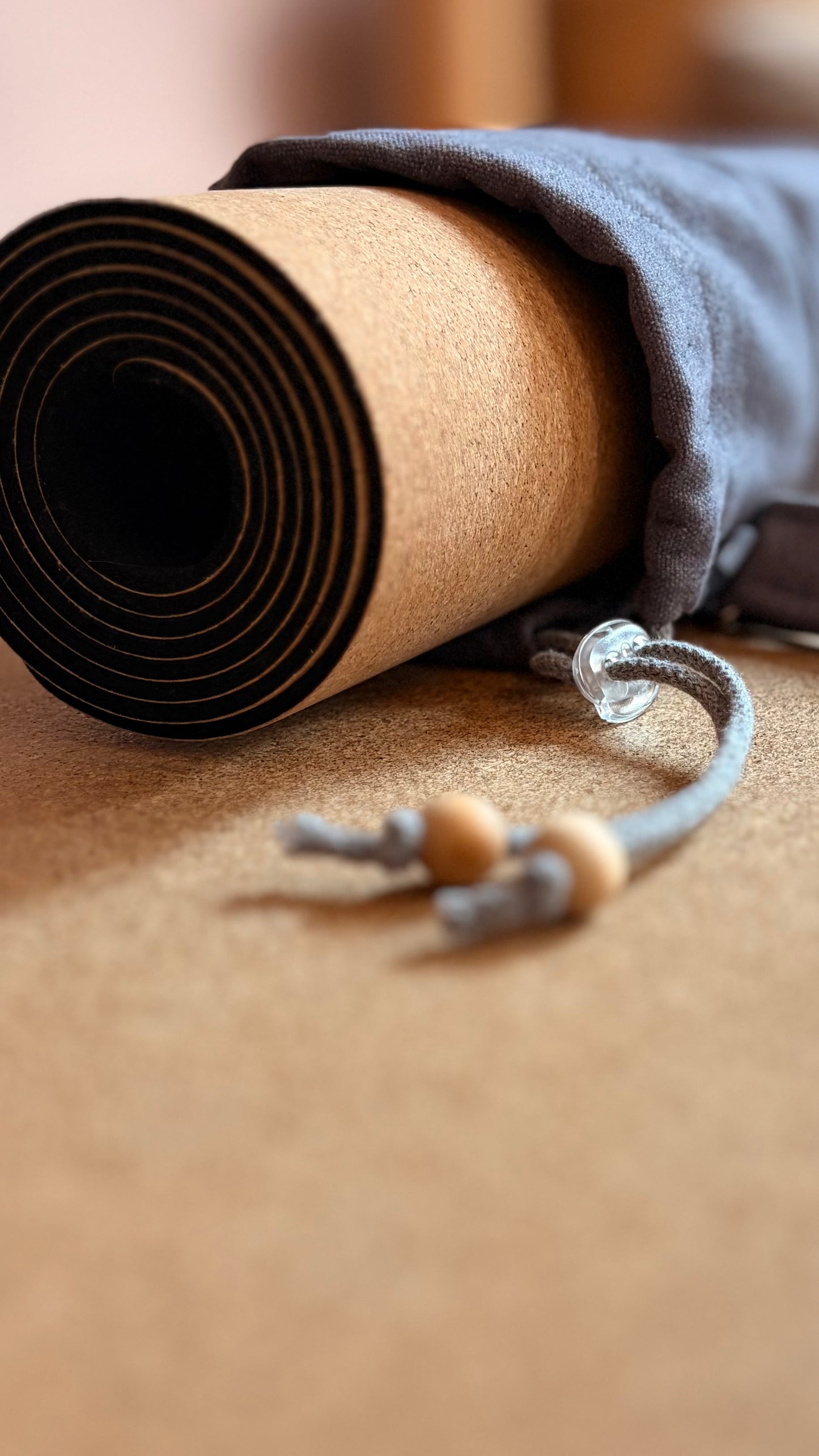 Yogamattentasche mit Korkmatte eingerollt – passende Größe 183x66 cm