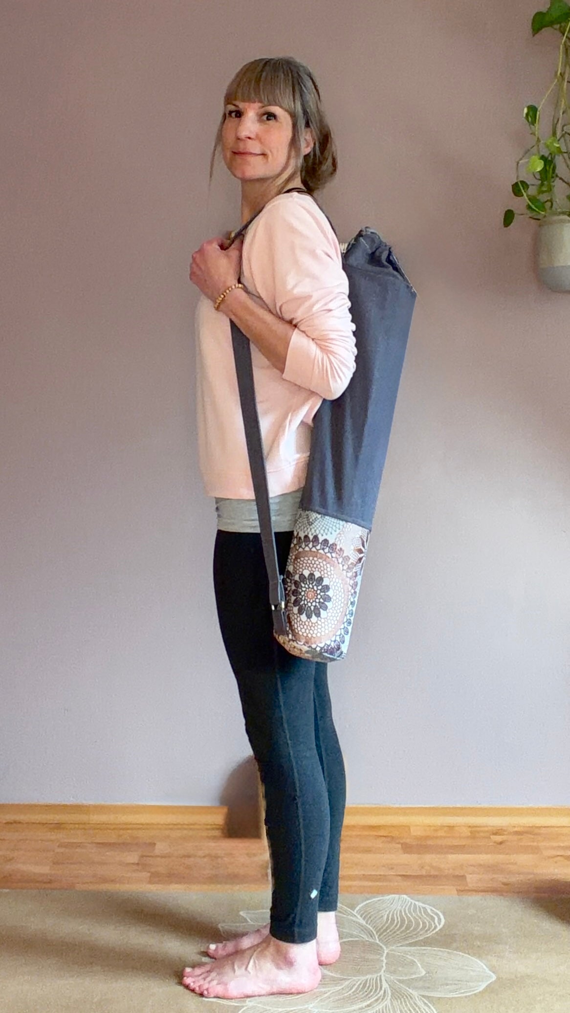 Yogamattentasche für Komfortmatten über Schulter getragen – jase-flow