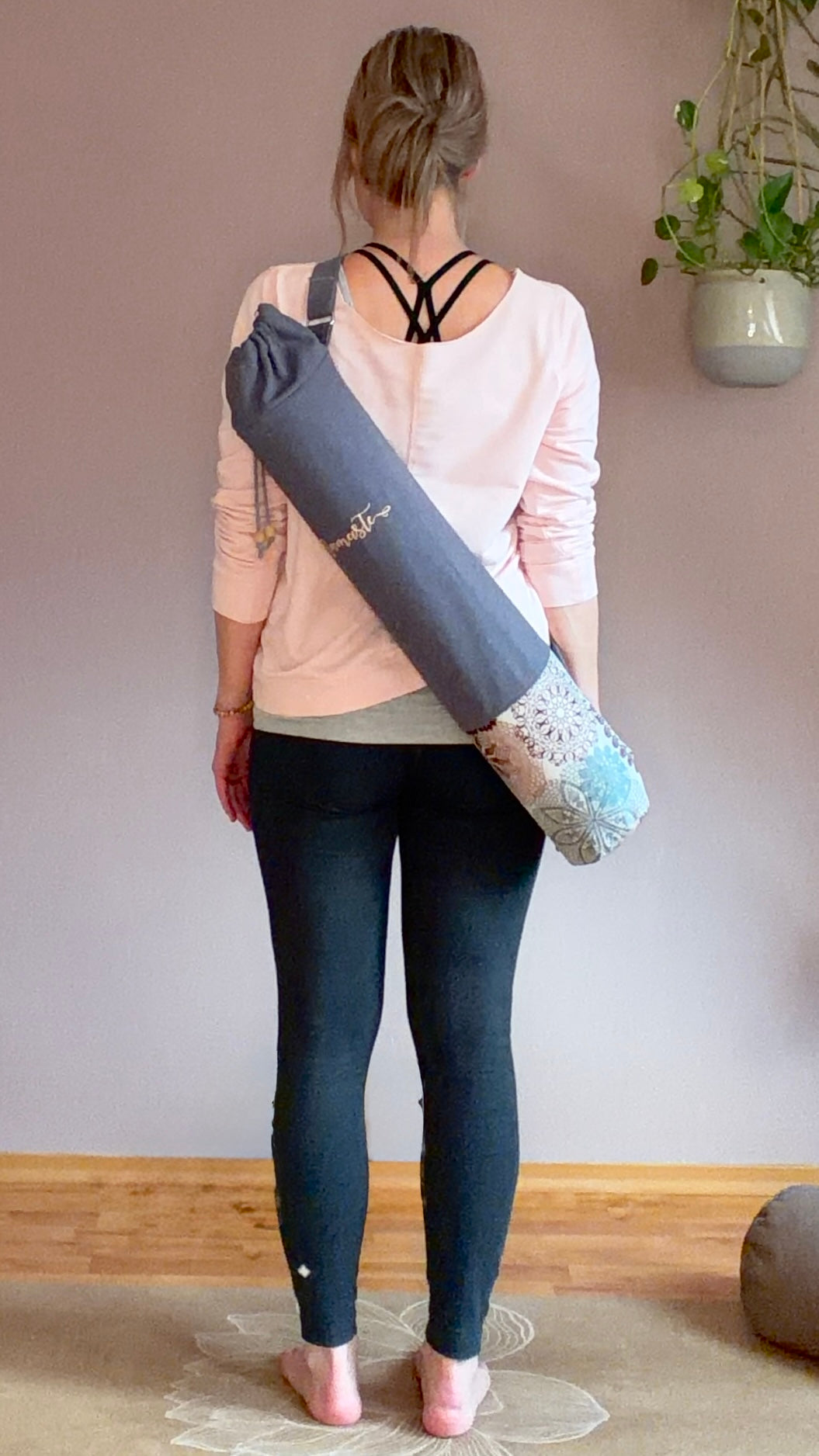 Yogamattentasche aus Canvas getragen über den Rücken – handmade in Bayern