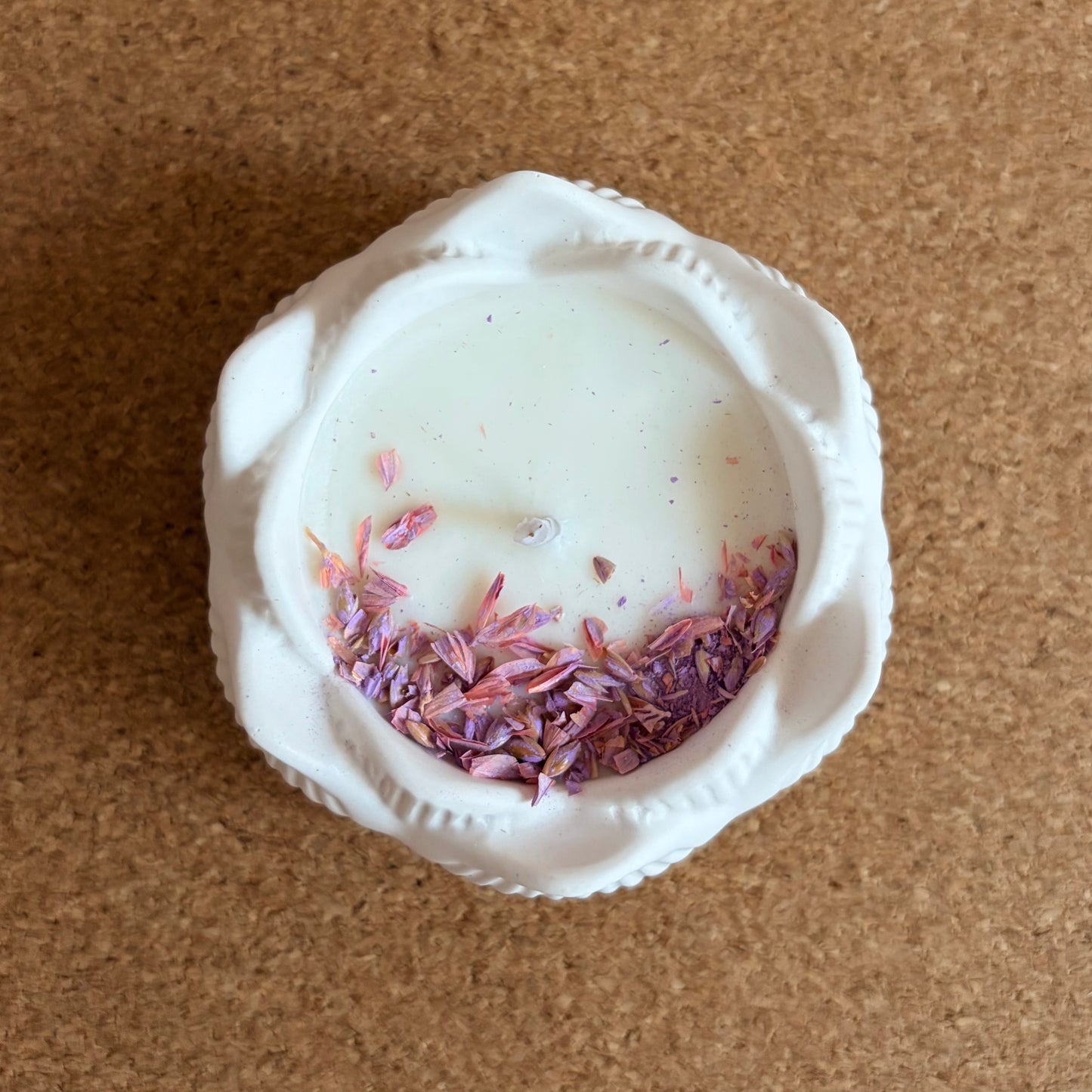 Selfcare Kerze im Keramik Lotus und rosa Blüten