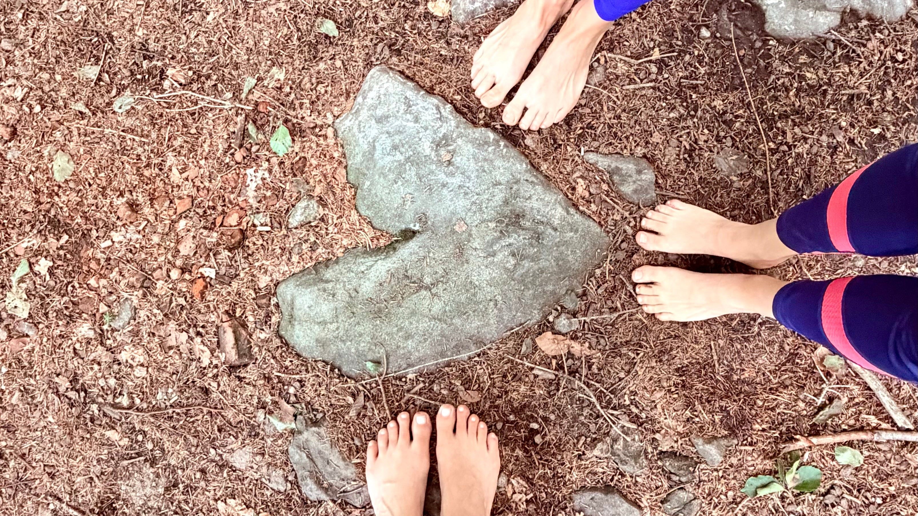 Herz entdeckt beim Barfuß gehen "Grounding" Yin-Flow DayRetreat GutsAlm Harlachberg