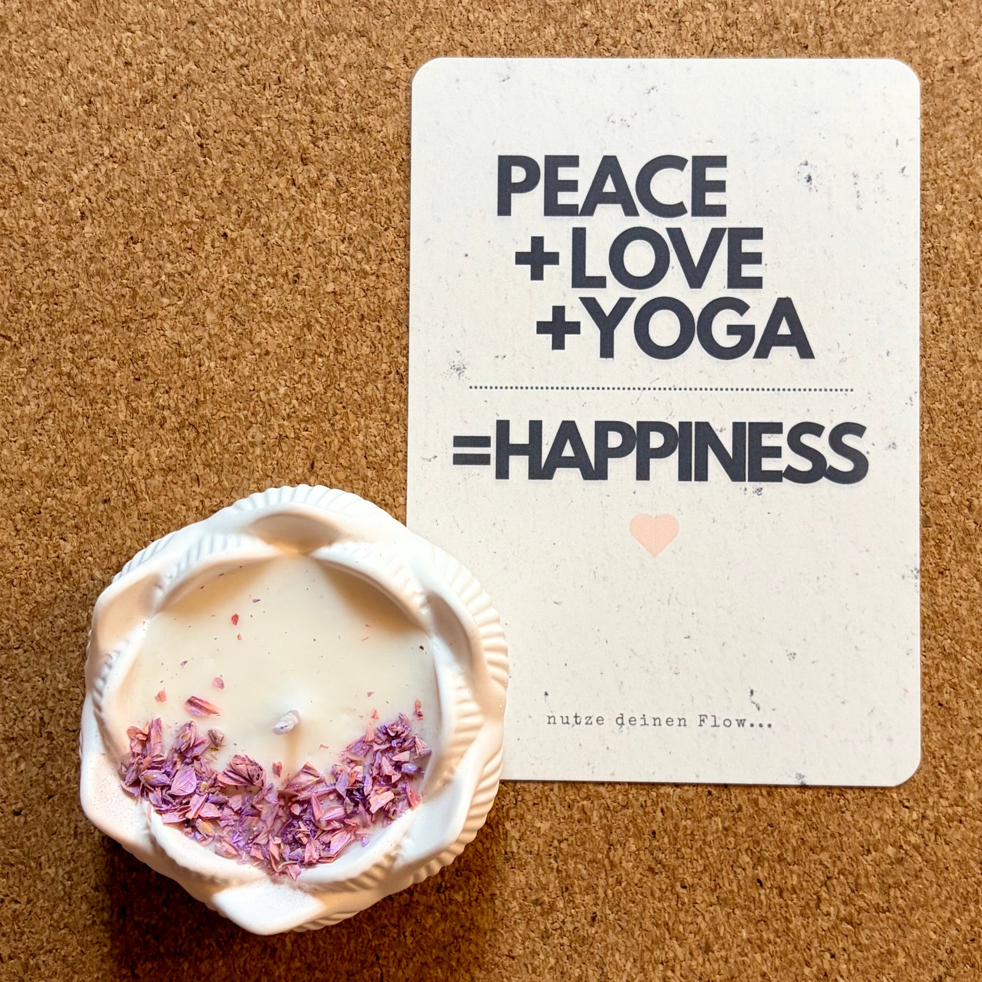 Selfcare-Set Lotuskerze aus Keramik mit Postkarte Naturpapier Peace und Love