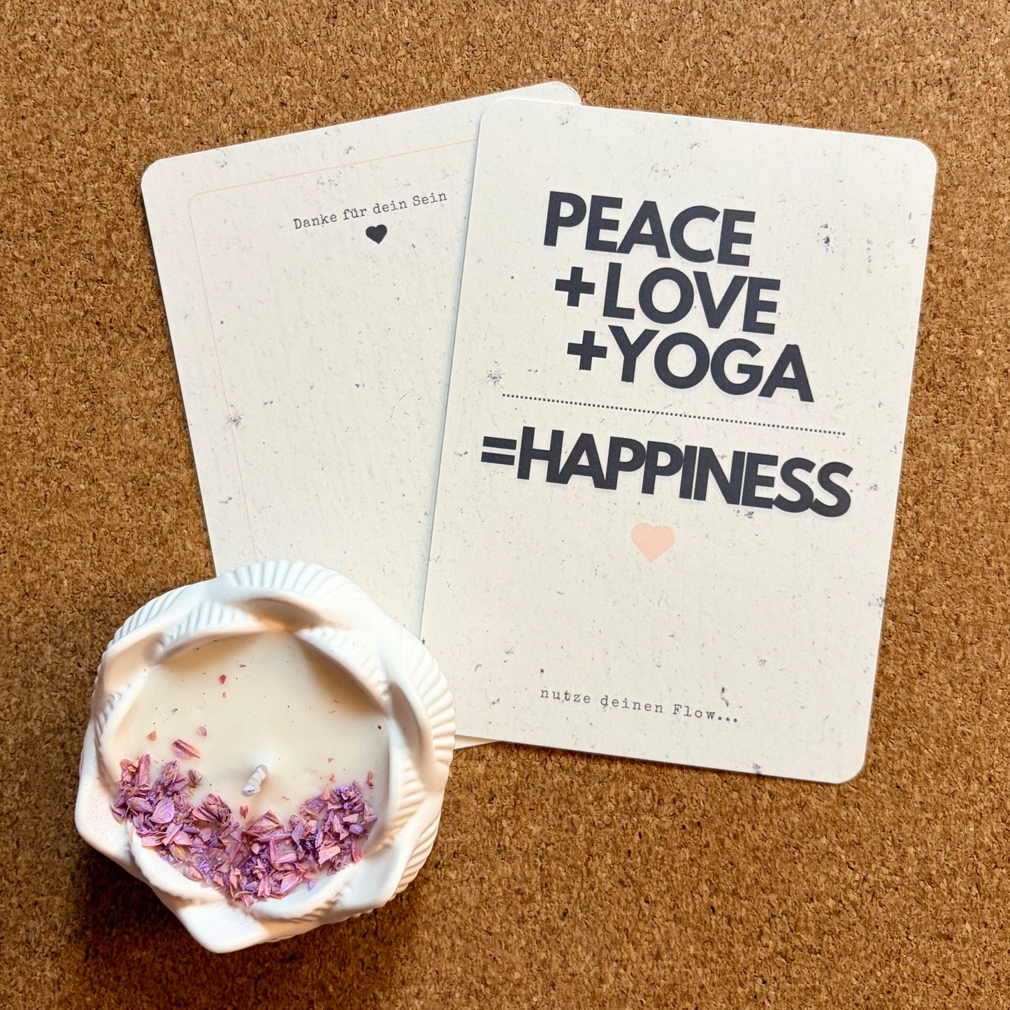Selfcare-Set Lotuskerze aus Keramik mit Postkarte Naturpapier Peace und Love Vorder-und Rückseite