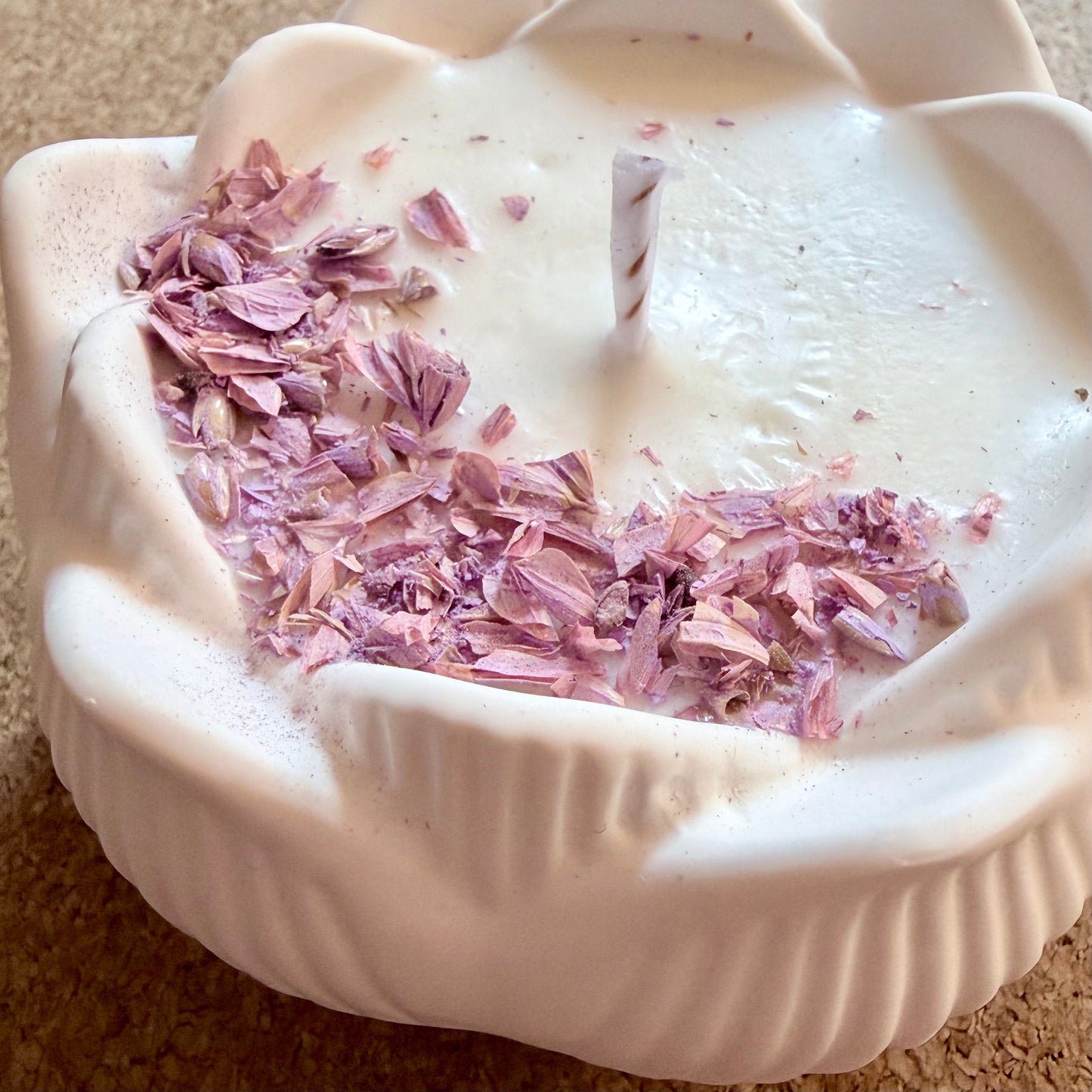 Selfcare Kerze im Keramik Lotus und rosa Blüten - wiederverwendbar