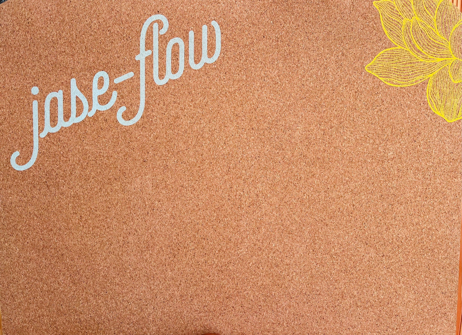 Yogamatte im Beachy-Look mit gelber Lotusblume (Siebdruck) aus natürlichen Materialien Kork & Rubber