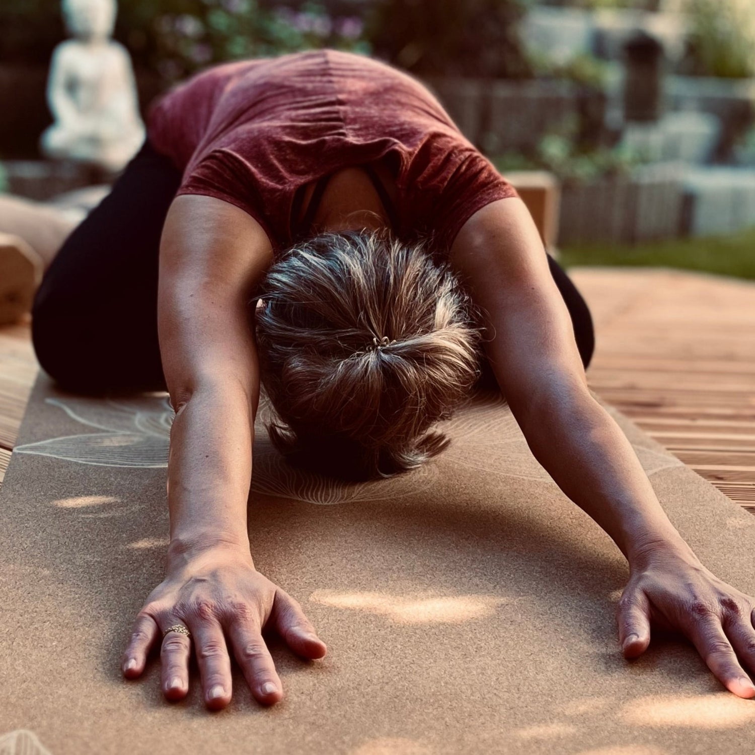 Yoga Asana Stellung des Kindes (Child Pose) für mehr Erdung und Verbindung 