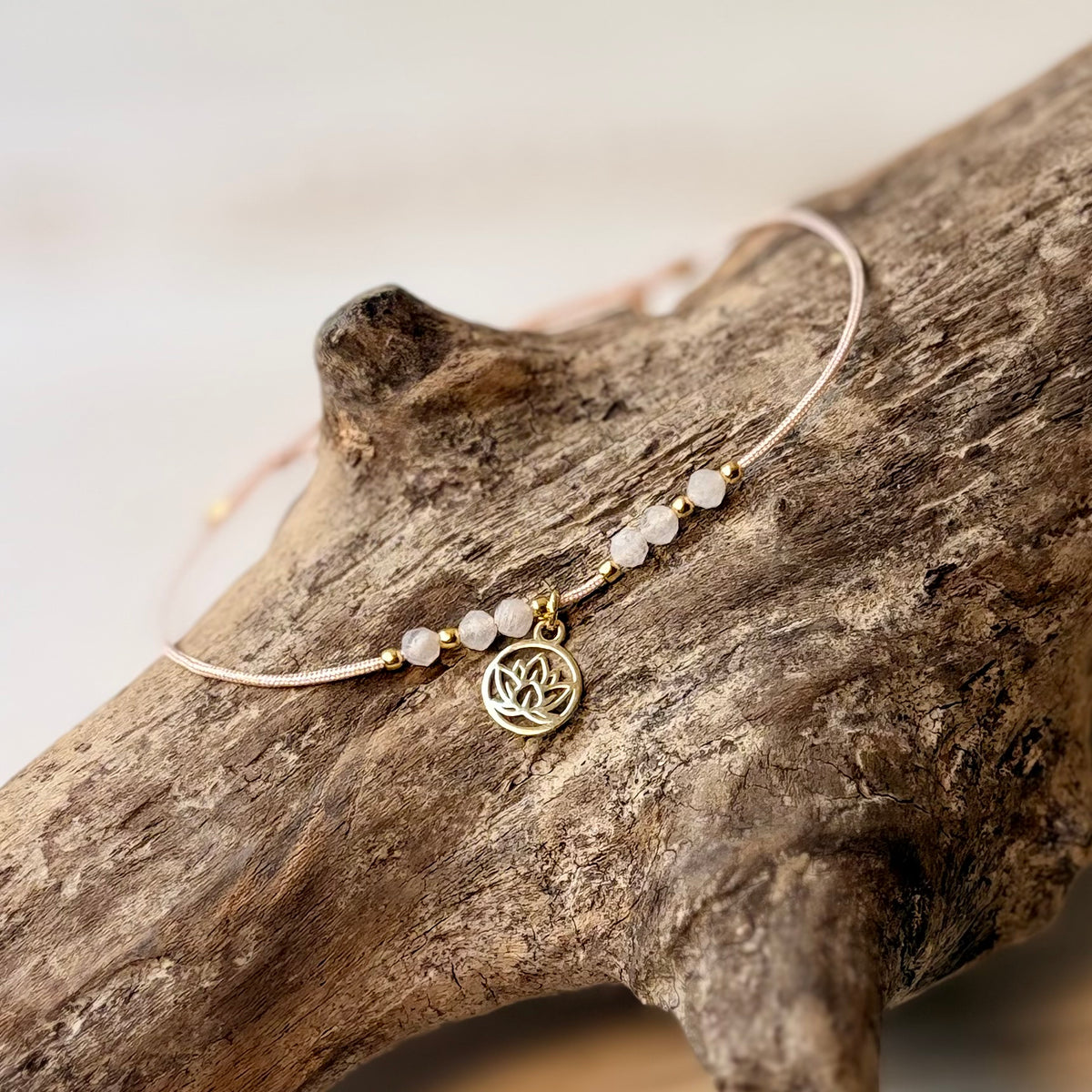 filigranes Armband mit Sonnenstein und goldener Lotus Handmade aus Österreich
