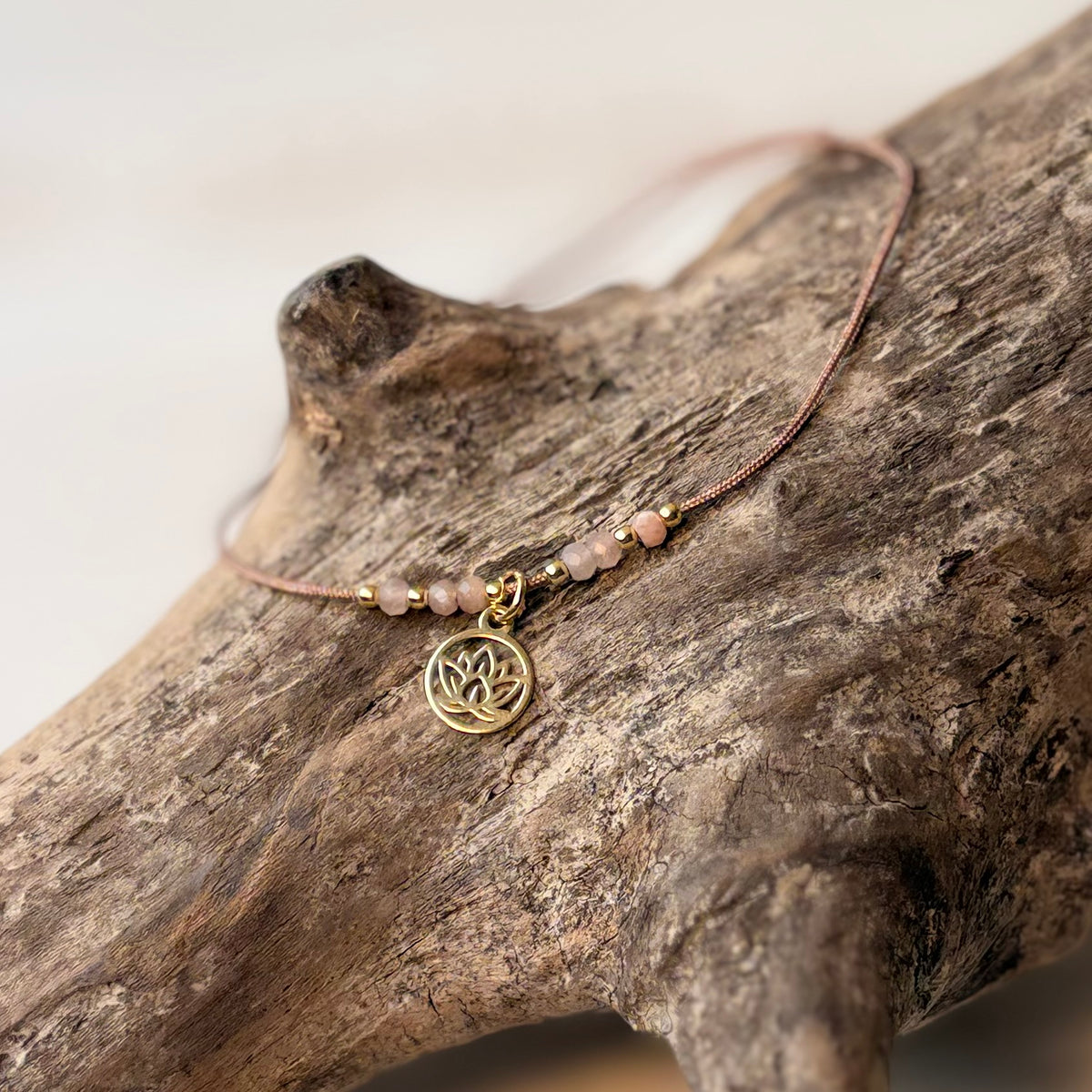filigranes Armband mit Mondstein und goldener Lotus Handmade aus Österreich
