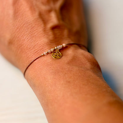 Armband mit Edelsteinen & Lotus