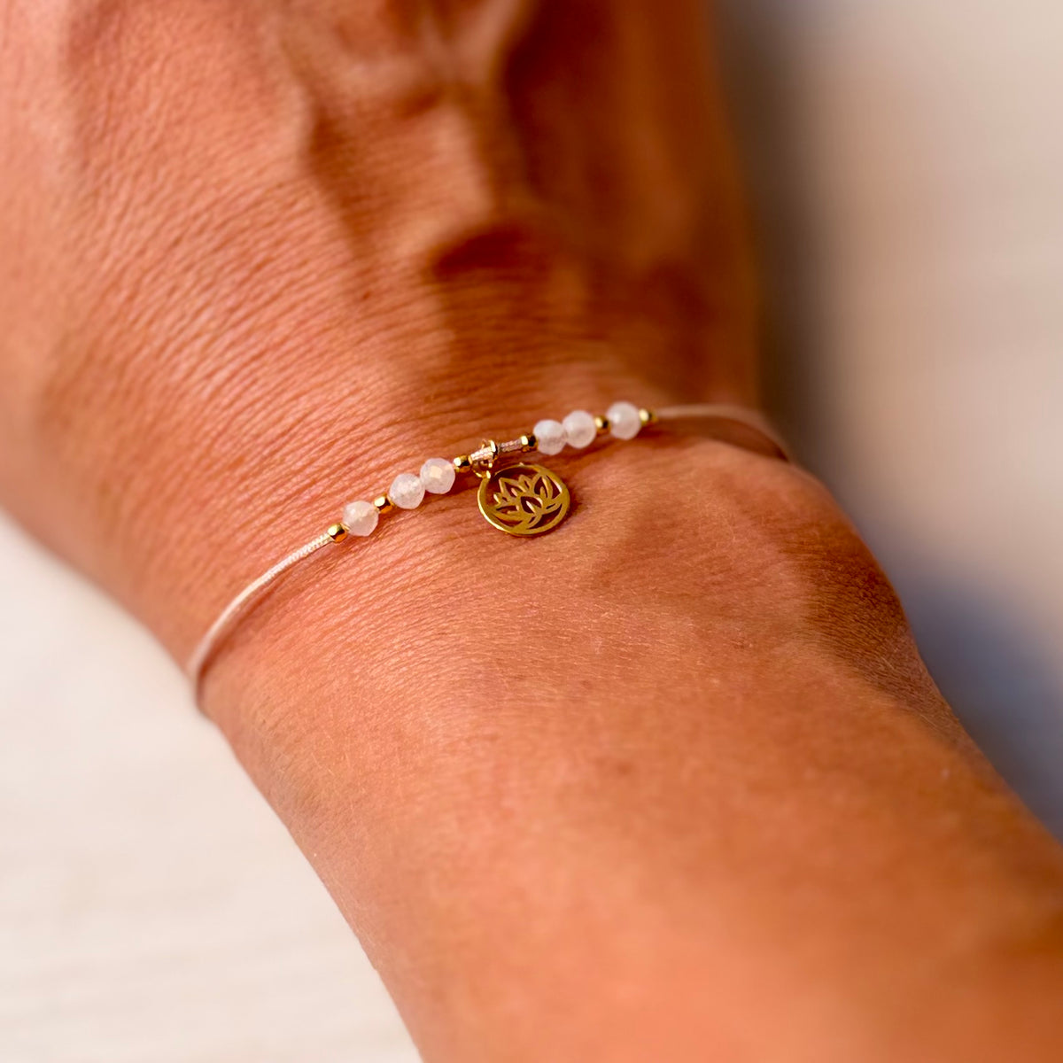 Armband mit Edelsteinen & Lotus