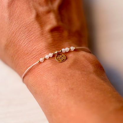 Armband mit Edelsteinen & Lotus