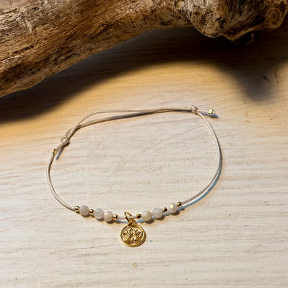 Armband mit Edelsteinen & Lotus
