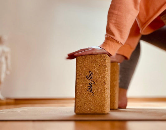 Jase Gründerin und CEO bei der Yin-Yoga Asana Drache mit Unterstützung der Yogoblöcke auf Yogamatte Kork Lotus