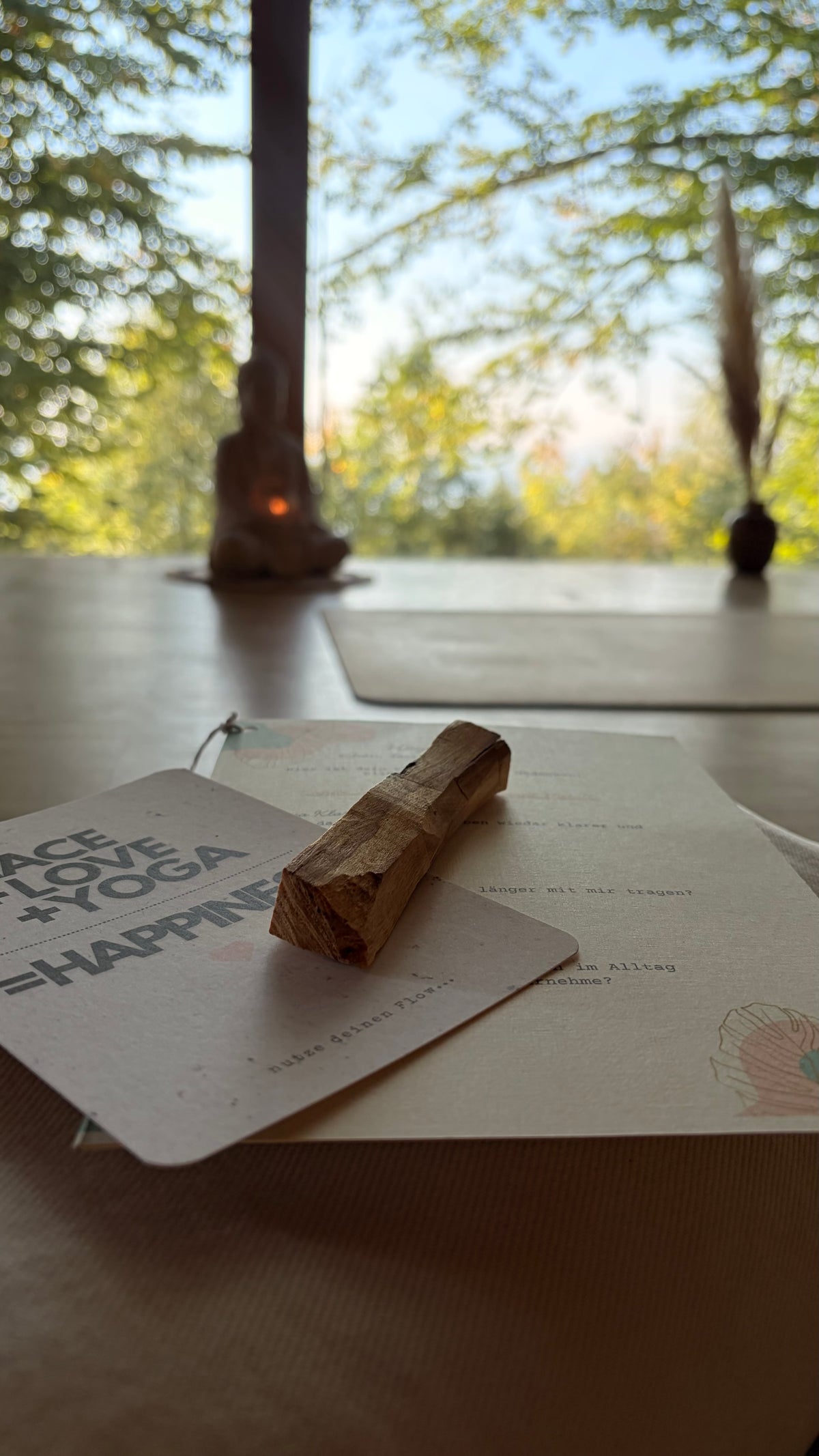 Yin Yoga DayRetreat Gutsalm Harlachberg von Jase Yoga mit Dankeschön Palo Santo und Postkarte Peace Love