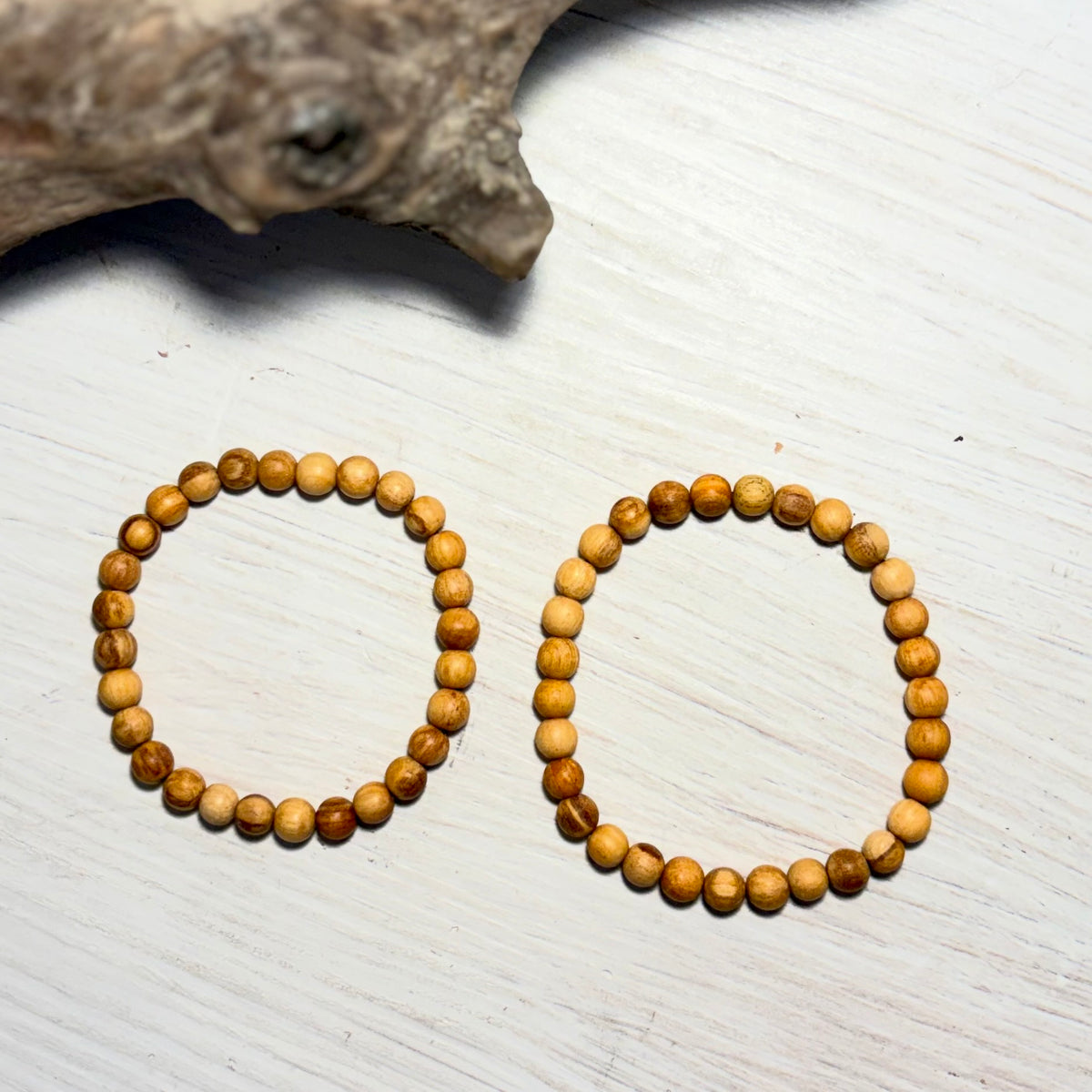 Palo Santo Armbänder in zwei verschiedenen Größen mit natürlichen Holzperlen – direkt aus Peru bei jase-flow erhältlich.