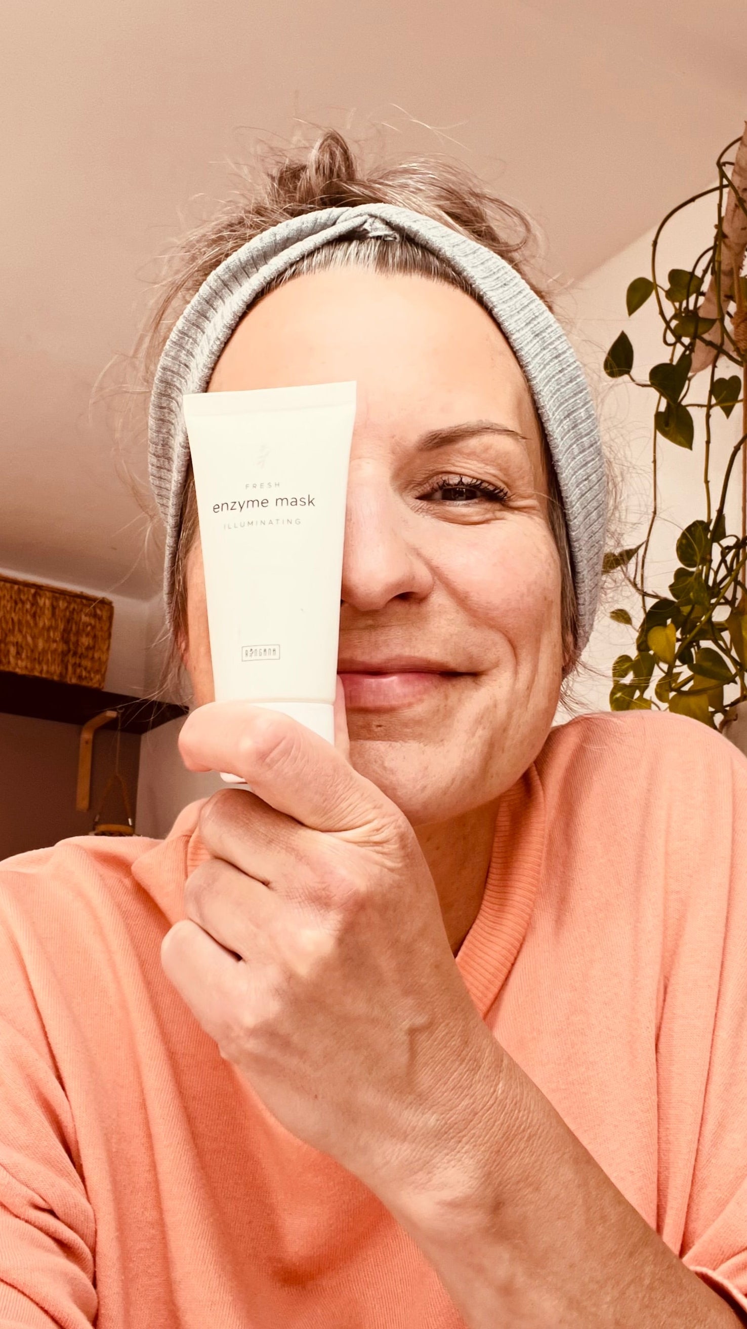 Jase Gründerin und CEO von jase-flow ganz fresh bei RINGANA als Partnerin mit an Bord  mit ihrem Lieblingsprodukt der Enzyme Maske