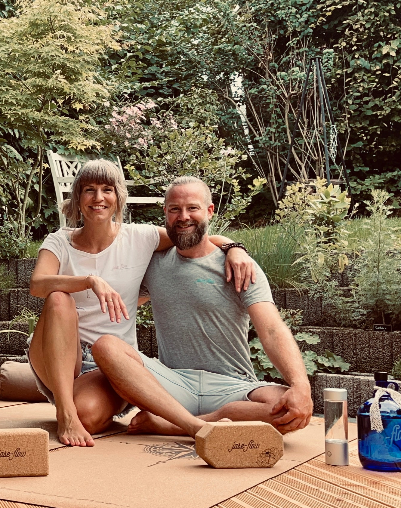 Jasmin und Stefan von jase-flow mit ihren umweltfreundlichen & nachhaltigen Yogazubehör aus Kork und was nicht fehlen darf die Wasserenergetiersierung.