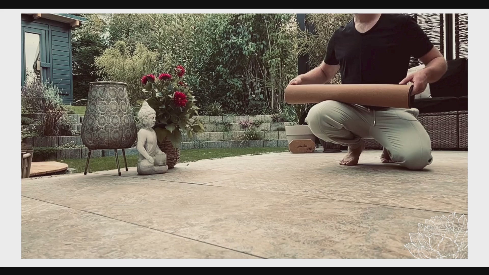 jase-flow´s  kurzes Werbe-Video für die Yogamatten Kork und Rubber Zuhause im Garten mit Stefan Gründer und CEO