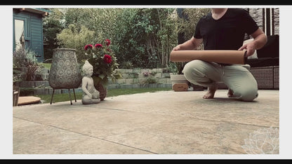 jase-flow´s  kurzes Werbe-Video für die Yogamatten Kork und Rubber Zuhause im Garten mit Stefan Gründer und CEO